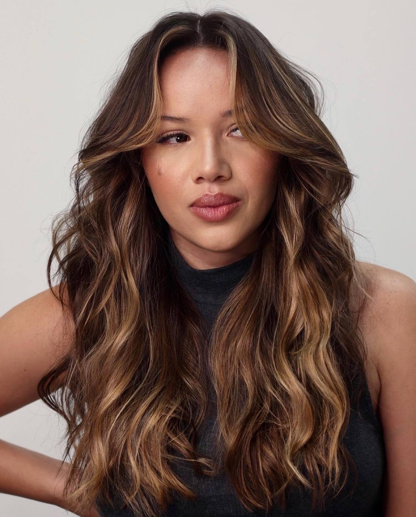 Tousled Wavy Hair with Highlights