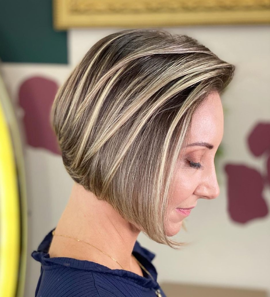 Inverted Bob with Distinct Highlights