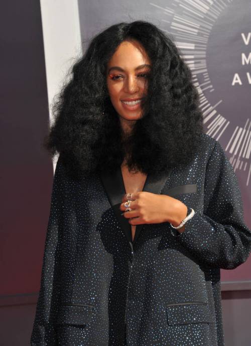 Solange medium natural hairstyle